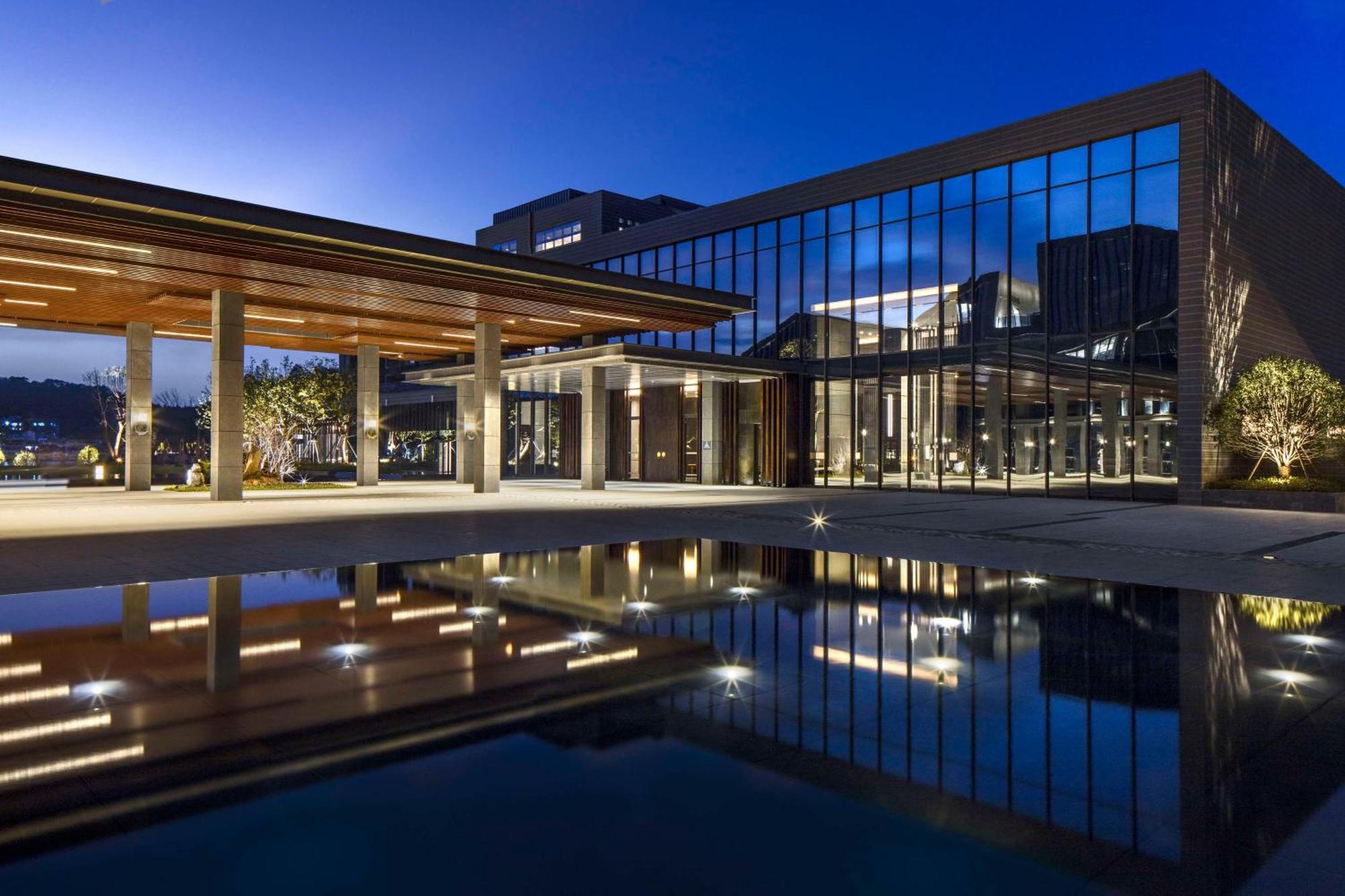 Hilton Ningbo Dongqian Lake Exterior photo